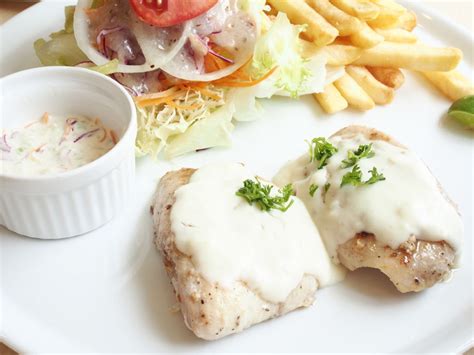 Filé de peixe ao molho branco gratinado delicioso e fácil de fazer em casa