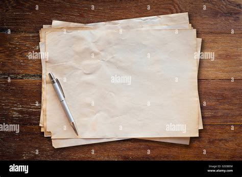 Altes Papier Und Stift Auf Holz Hintergrund Stockfotografie Alamy