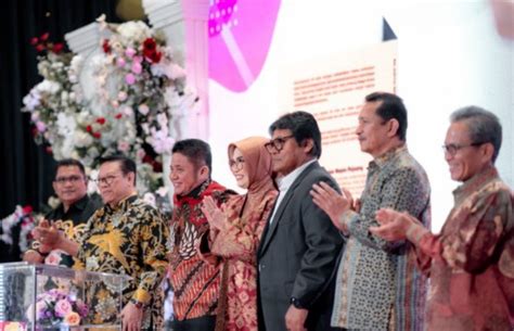 Launching Buku Singa Betina Parlemen Perjalanan Panjang Karir RA