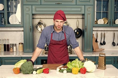 Koktribune Bij Keukenlijst Mens In Chef Kokhoed En Schort In Keuken