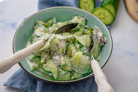 Einfacher Gurkensalat Mit Saurer Sahne So Lecker Und Erfrischend