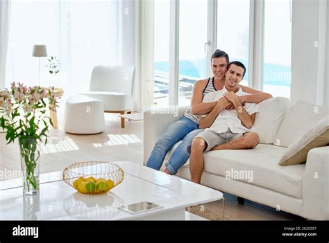 Jeune homme gay font l amour Banque de photographies et dimages à haute résolution Alamy