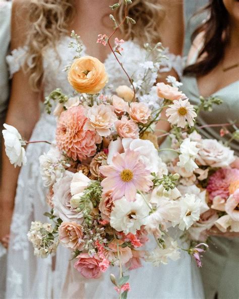 The Bridesmaids Are Holding Their Bouquets With Peach And White Flowers