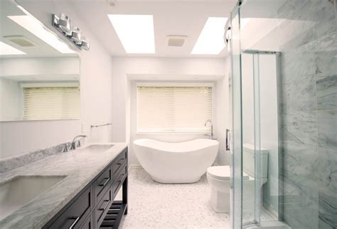 50 Primary Bathrooms with Skylights (Photos) - Home Stratosphere