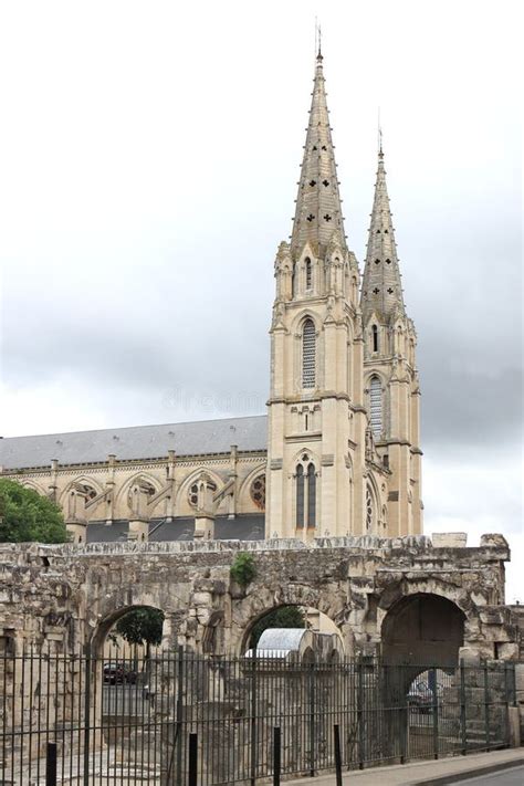 Eglise Sainte Baudile In Der Französischen Stadt Nimes Stockbild Bild