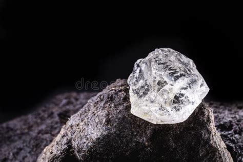 Cristal De Diamante En Bruto En Una Forma Alotrópica De Carbono Sin