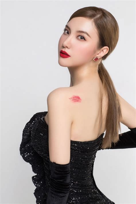 Rũ bỏ danh xưng hot girl đi hát CEO vừa tậu xe 20 tỷ phá cách với gu thời trang biến hóa