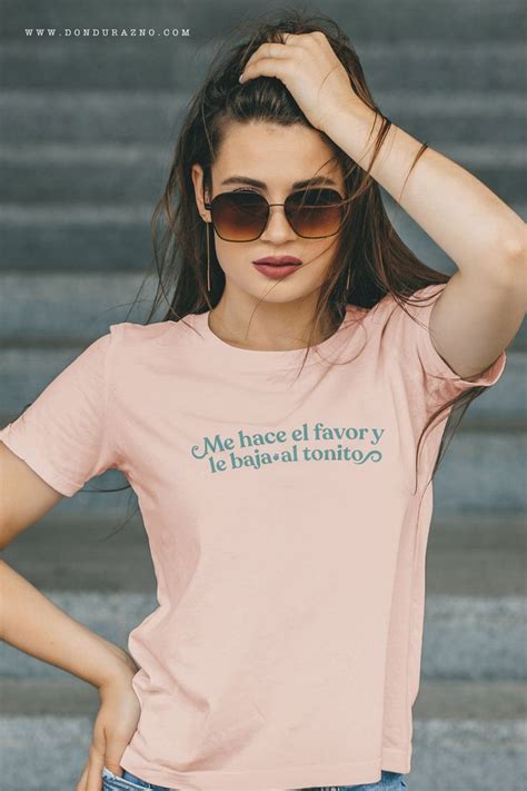 Camiseta Rosada Para Mujer Estampado Azul Me Hace El Favor Y Le Baja Al Tonito Mujeres