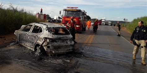 Casal Fica Preso Nas Ferragens Ap S Acidente E Carro Pega Fogo Na Br