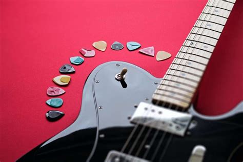 The Essential Guide to Guitar Picks: Types, Materials, History, and ...