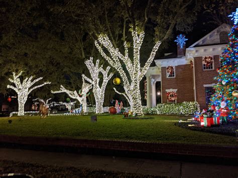 River Oaks Christmas Lights 77019 River Oaks Blvd Houston Texas