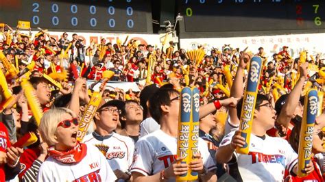 A Look Inside South Korean Baseballs Elaborate Cheer Culture Abc News