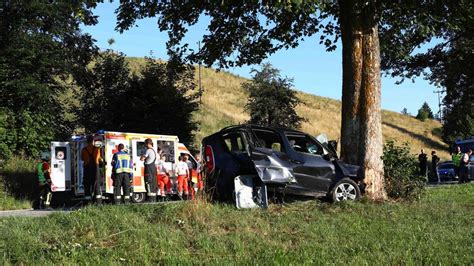 Tödlicher Unfall Autofahrer prallt gegen Baum und wird in Pkw eingeklemmt