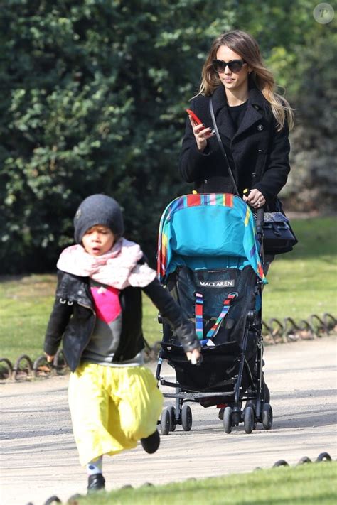 Jessica Alba Shopping Avec Sa Fille Et Promenade Sous Le Soleil