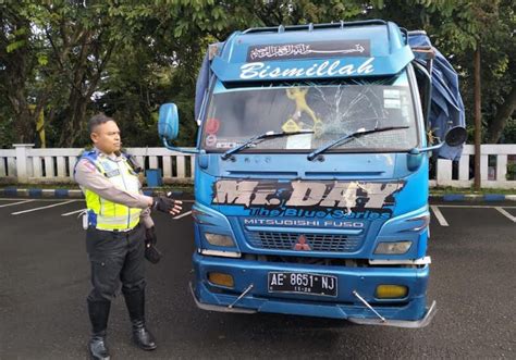 Aksi Heroik Polisi Kejar Truk Ugal Ugalan Di Sukabumi Sopir Langsung