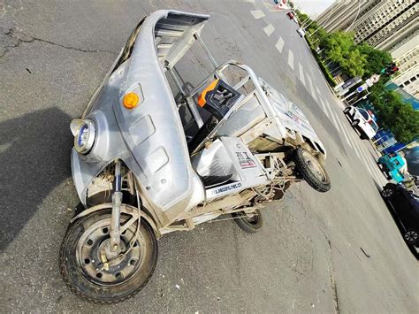 电动三轮车机动车道内撞上小轿车