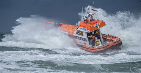 Zeiljacht Zinkt Bij Terschelling Vier Opvarenden Gered Door Kustwacht