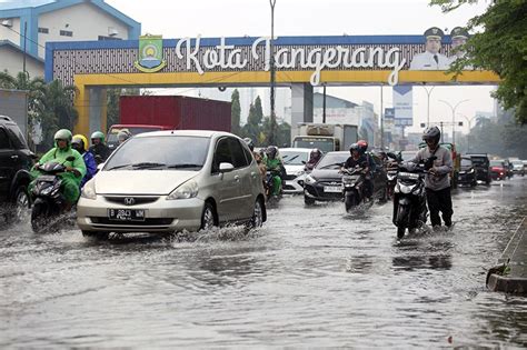 Diguyur Hujan Jalanan Kota Tangerang Tergenang Air