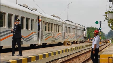 Hunting Kereta Kebut Kebutan Di Stasiun Pegaden Baru YouTube