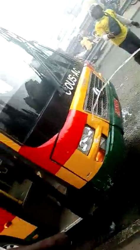 Cotonou Un Bus Universitaire Prend Feu Dans La Circulation