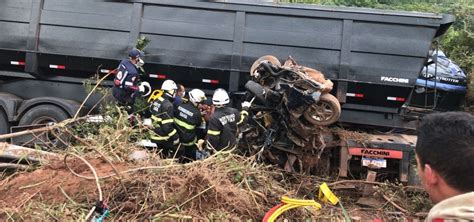 Batida Entre Carro E Carreta Na BR 324 Deixa Duas Pessoas Mortas E Uma