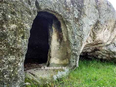 Адам кая и гробницата при село Равен