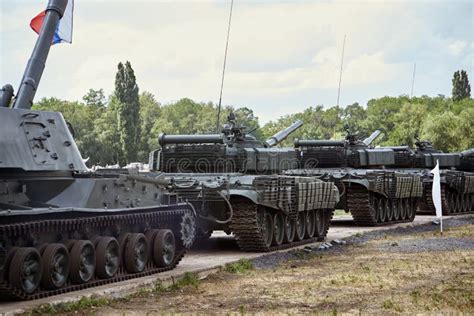 Una Columna De Los Tanques Militares Modernos Imagen De Archivo