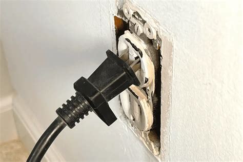 Why Wont My Plug Stay In An Outlet Find Out Why 3 Ways To Fix It