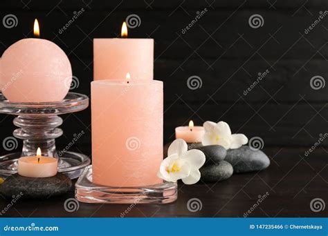 Composi O De Velas De Pedras Dos Termas E De Flores Ardentes Na