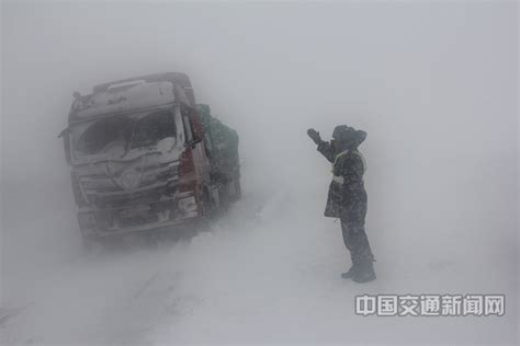 新藏公路道路雪阻结冰 武警交通部队全力救援 公路 人民交通网