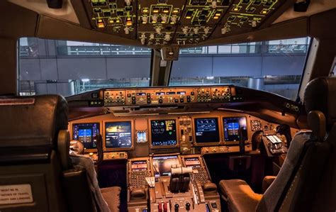 Cathay Pacific Boeing 777 300-ER flight deck is a beautiful thing : r/aviation