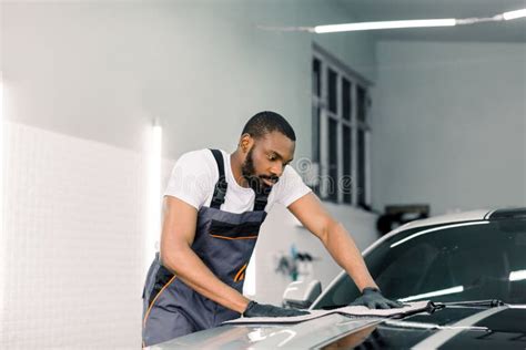 Joven Y Guapo Trabajador Del Lavado De Autos Africano Usando Ropa