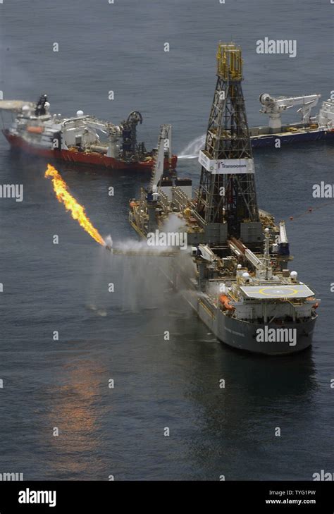 El buque de perforación Transocean Discoverer Enterprise flare recoge