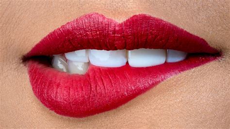 Come Applicare Il Rossetto Rosso In Modo Impeccabile Una Guida Passo