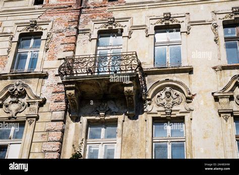 Alte Heruntergekommen Haus Mit Vintage Ornament Und Geschmiedete Balkon