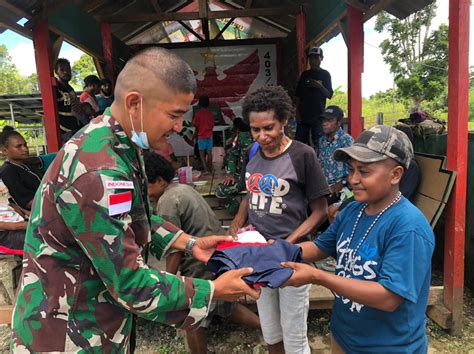 Menjelang Ramadan Satgas Pamtas Yonif Wp Bagikan Pakaian Layak