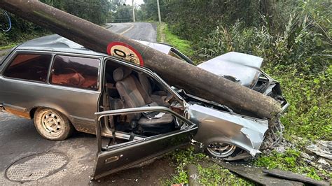 Jovem Fica Preso Nas Ferragens Ap S Carro Bater Em Poste Ag Ncia Gbc