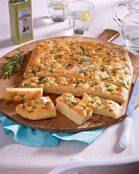 Focaccia mit Olivenöl und Rosmarin Rezept LECKER