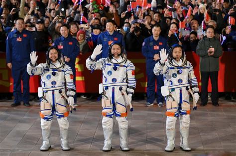 Titulares De Xinhua Astronautas De Shenzhou 19 Comienzan Viaje Hacia