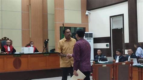 Hakim Sebut Suara Pengacara Seperti Perempuan Haris Azhar Tunjuk