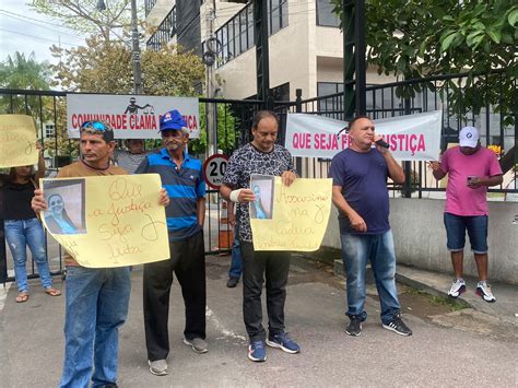 Família de mulher morta em parada de ônibus faz manifestação para pedir