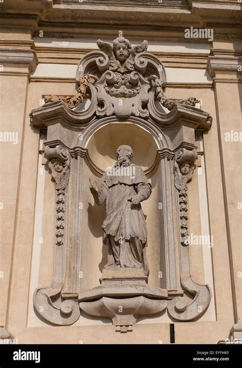 Estatua De San Carlos Borromeo Arzobispo De Milán Desde 1564 A 1584