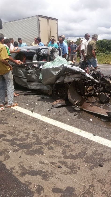 Notícias ColisÃo Entre Carro E Dois CaminhÕes Na Br 135 SaÍda De