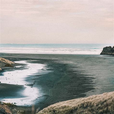 Conheça aqui as 11 praias de areia negra pelo mundo Carpe Mundi