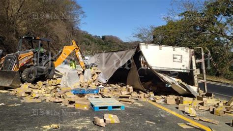 3 heridos tras volcadura de tráiler en autopista Tepic Villa Unión El