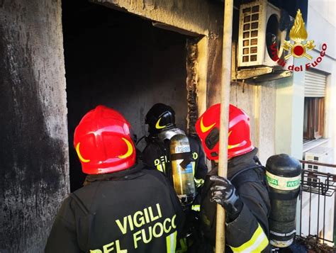 Roma Incendio Devasta Un Appartamento Intervento Di Vigili Del Fuoco