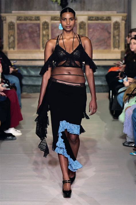 A combinação entre lingerie e streetwear é aposta para o inverno Harper s Bazaar Moda