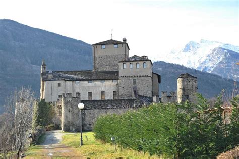 Itinerario Dei Castelli Della Valle D Aosta In Macchina Castello