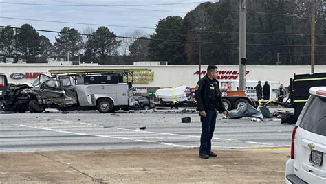 1 Dead 10 Seriously Injured In Fiery Clayton County Wreck Police