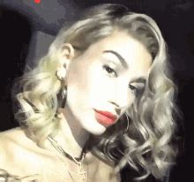 Hailey Baldwin Pout Hailey Baldwin Pout Pose Discover Share Gifs